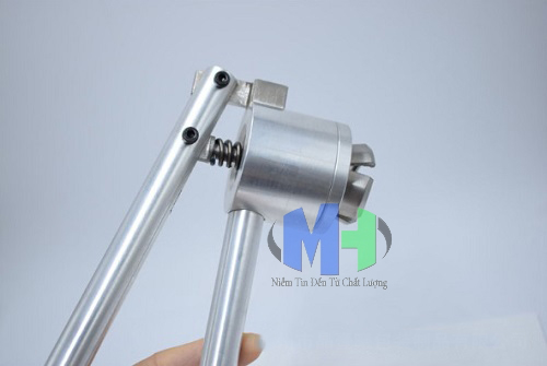 Dụng cụ đóng nắp chai thủ công