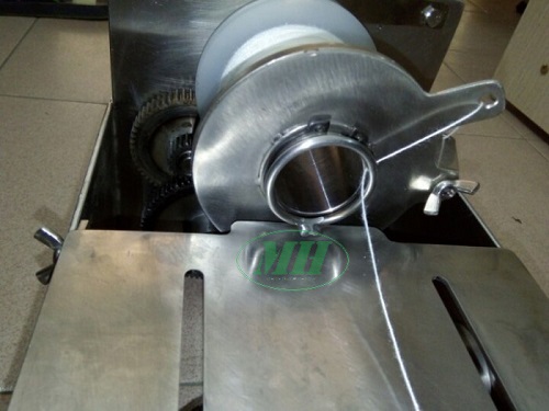 máy buộc chỉ xúc xích 