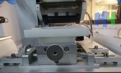 Máy dán nhãn chai vuông bán tự động