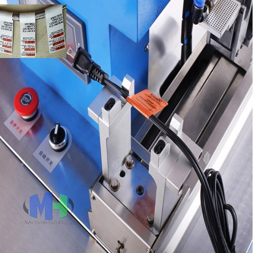 Máy dán kẹp nhãn dây điện, cáp dạng cờ