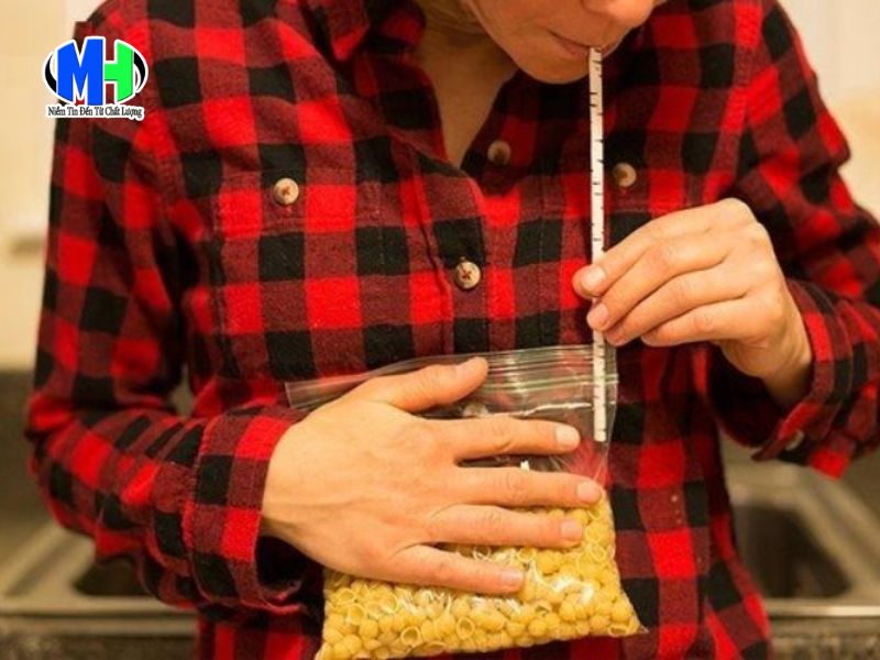 4 cách hút chân không tại nhà nhanh, hiệu quả