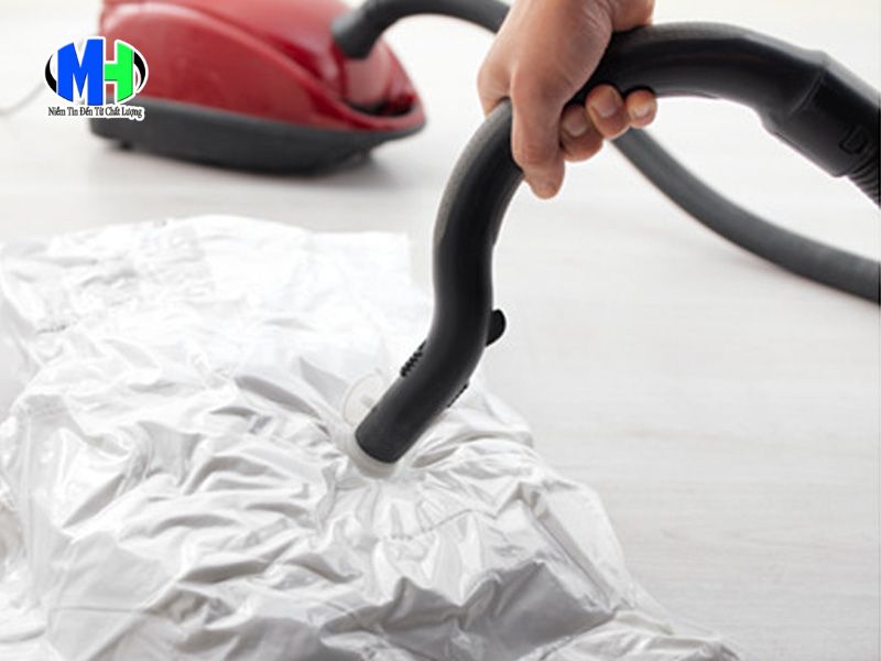 Hút chân không bằng máy hút bụi