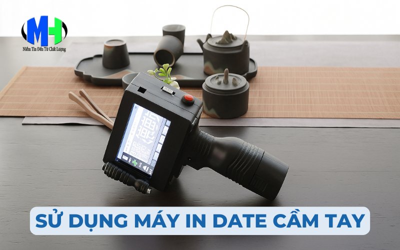 Cách sử dụng máy in date cầm tay đúng chuẩn, dễ hiểu